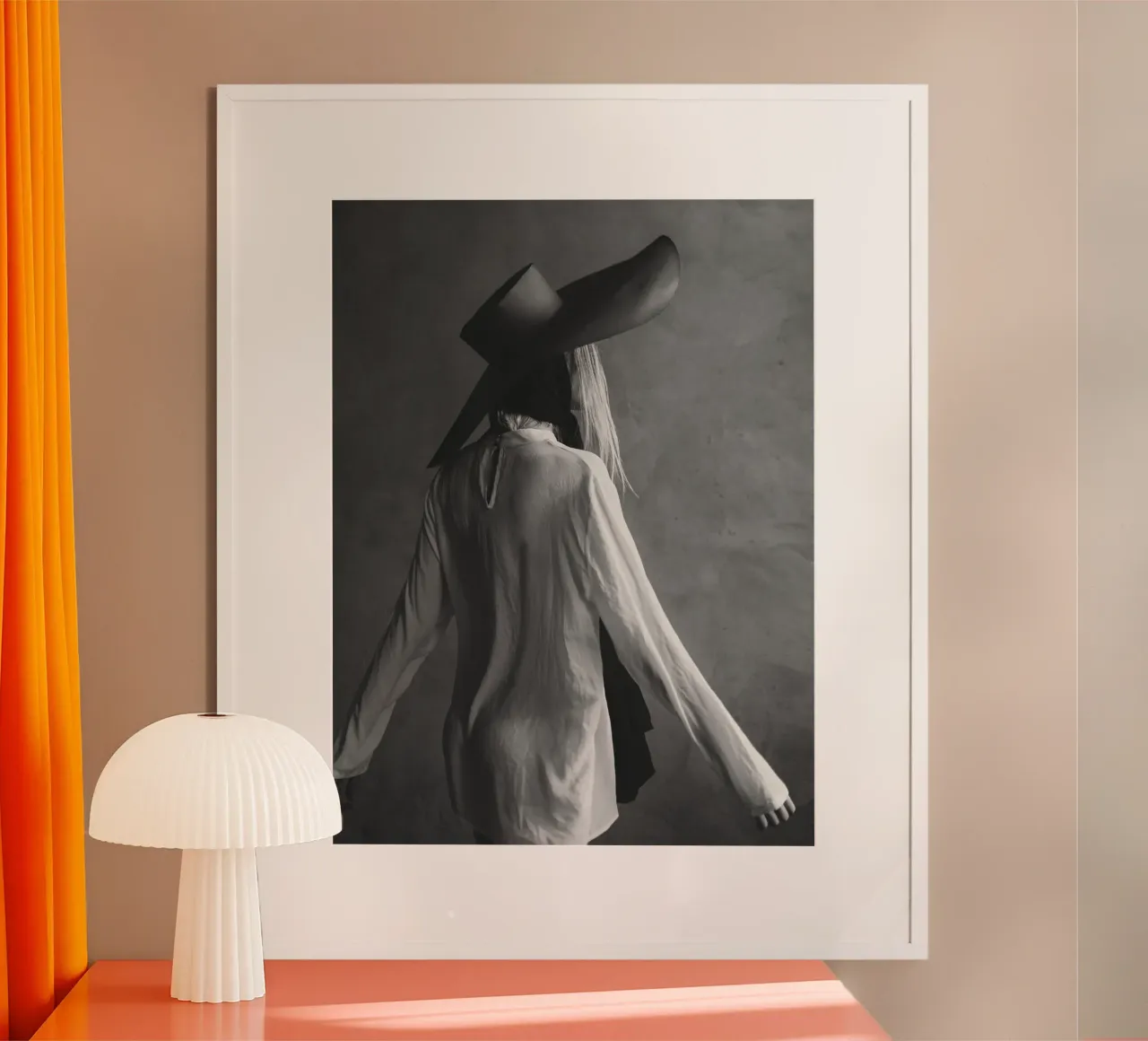 Silhouette mistica - arte minimalista in bianco e nero poster con telaio in plastica da Whole©
