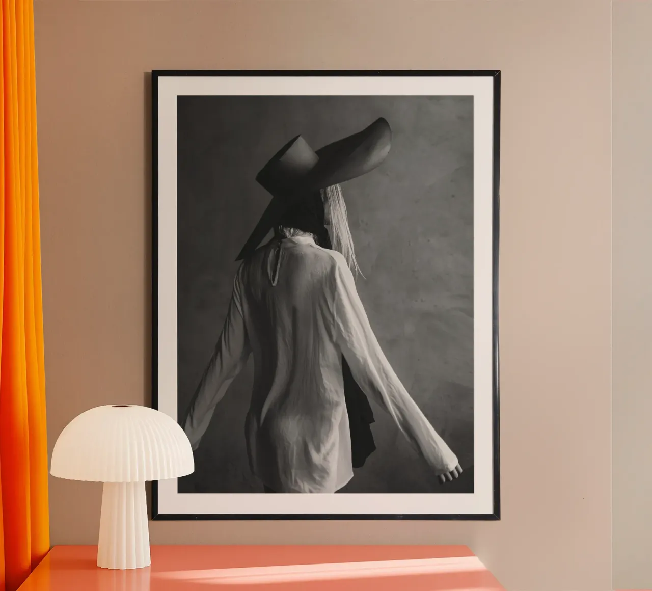 Silhouette mistica - arte minimalista in bianco e nero poster con telaio in plastica da Whole©