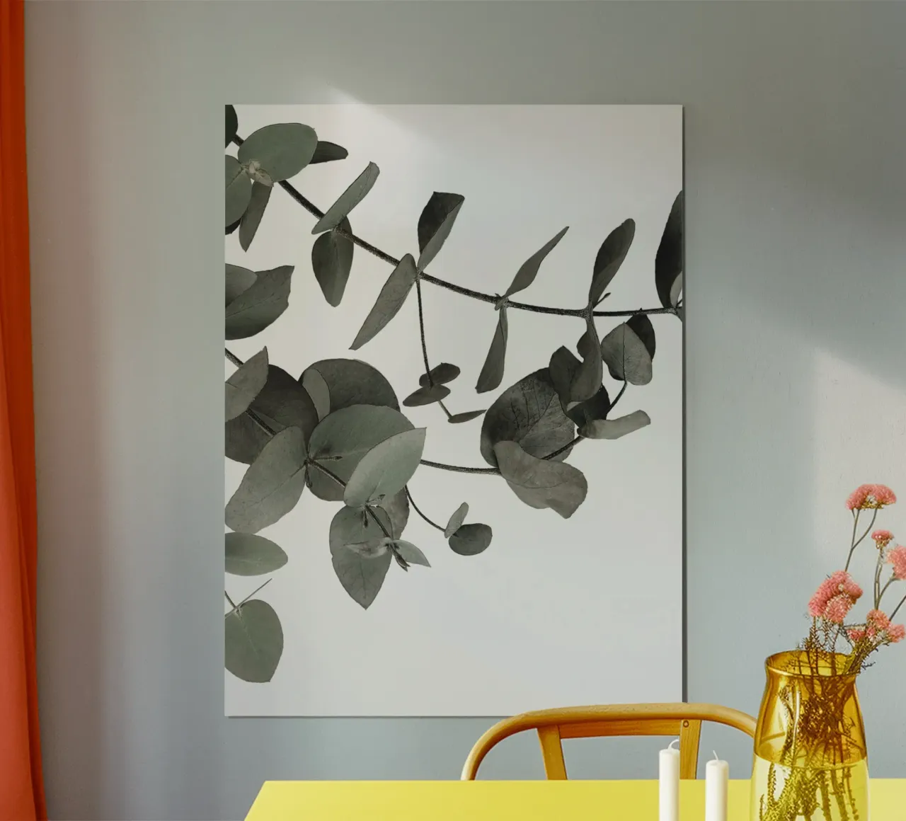 Eucalyptus Minimal - un motif naturel élégant dans des tons discrets poster avec cadre en bois de Whole©