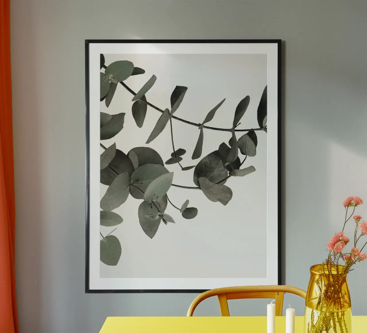 Eucalyptus Minimal - un motif naturel élégant dans des tons discrets poster avec cadre en bois de Whole©