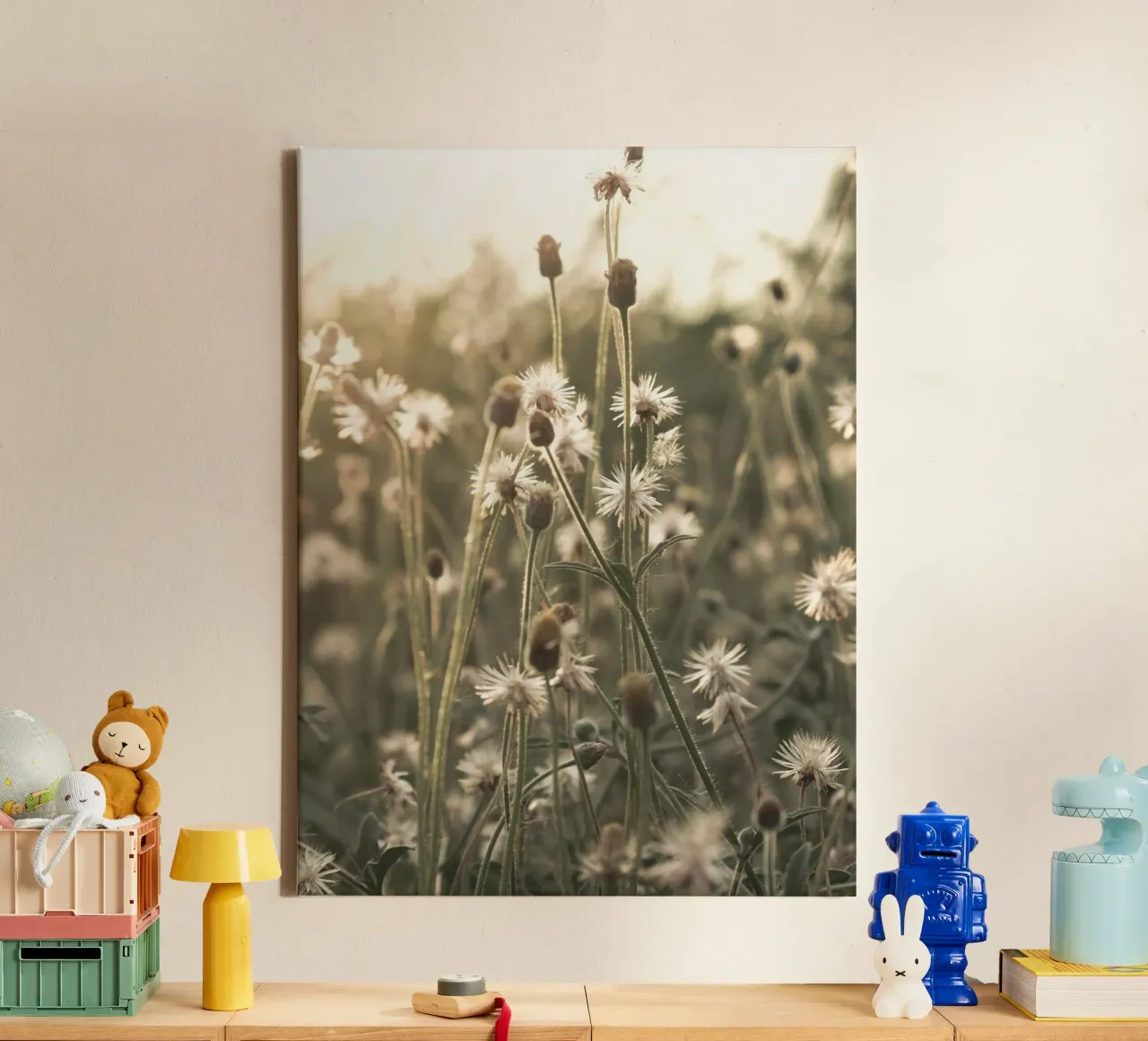 Wilde bloemen in zonlicht - natuur muurkunst vintage stijl canvas met Baklijst van Whole©
