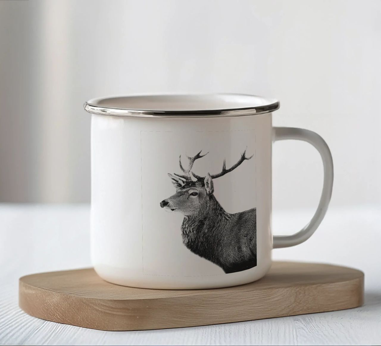 Elegante motivo di cervo in bianco e nero Arte naturale senza tempo tazza in smalto da Whole©