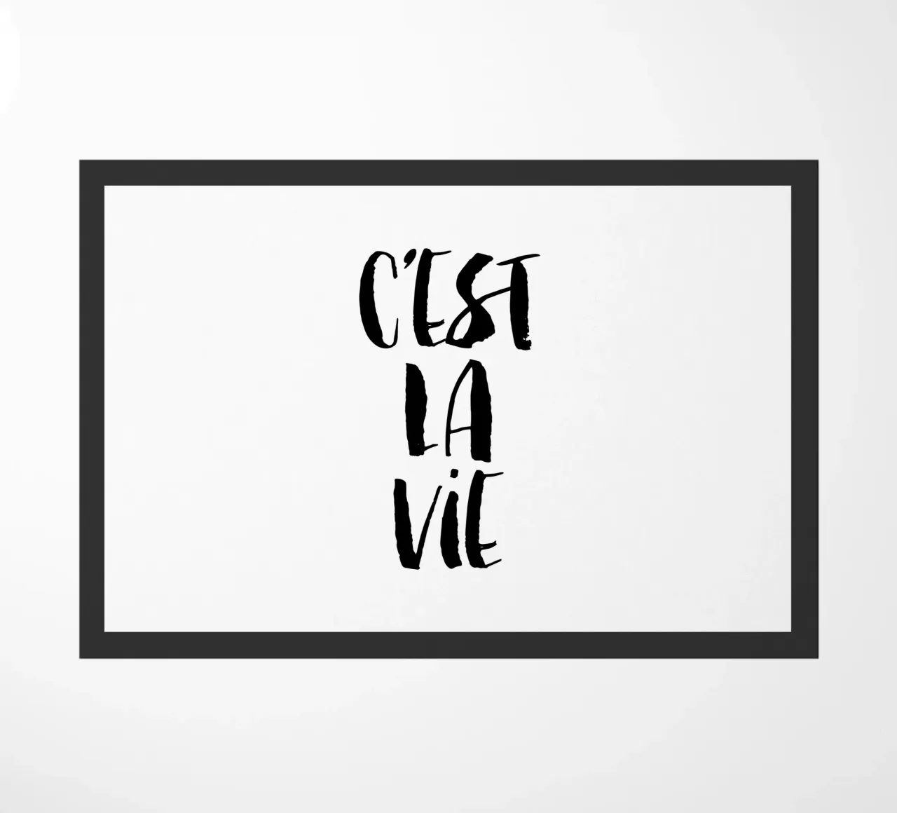 Cest La Vie in bianco e nero zerbino da THE MOTIVATED TYPE