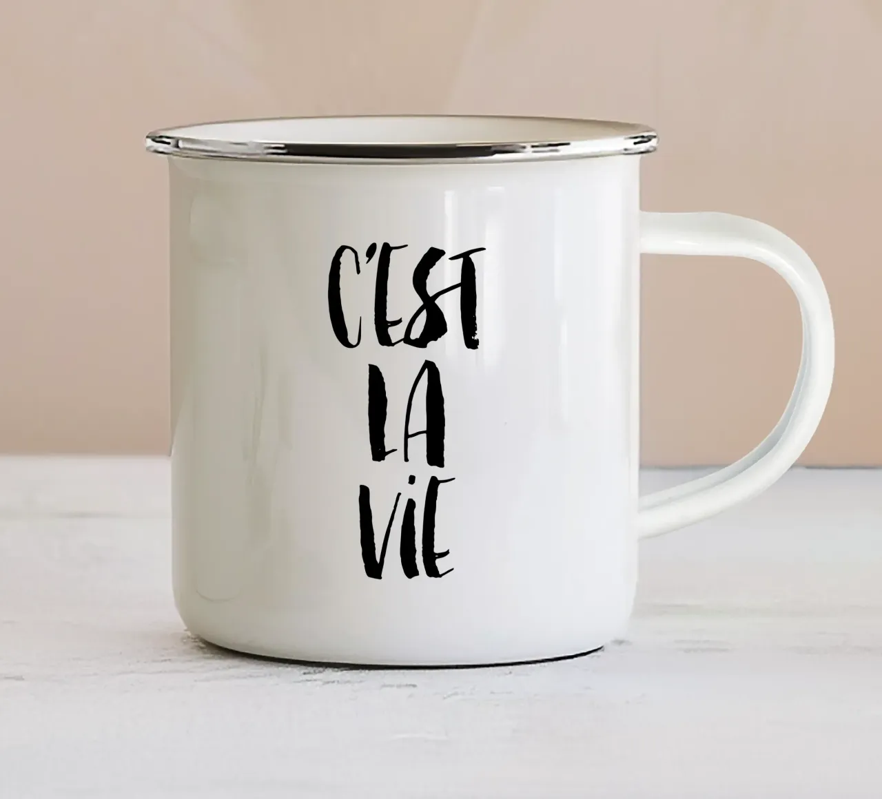 Cest La Vie in bianco e nero tazza in smalto da THE MOTIVATED TYPE