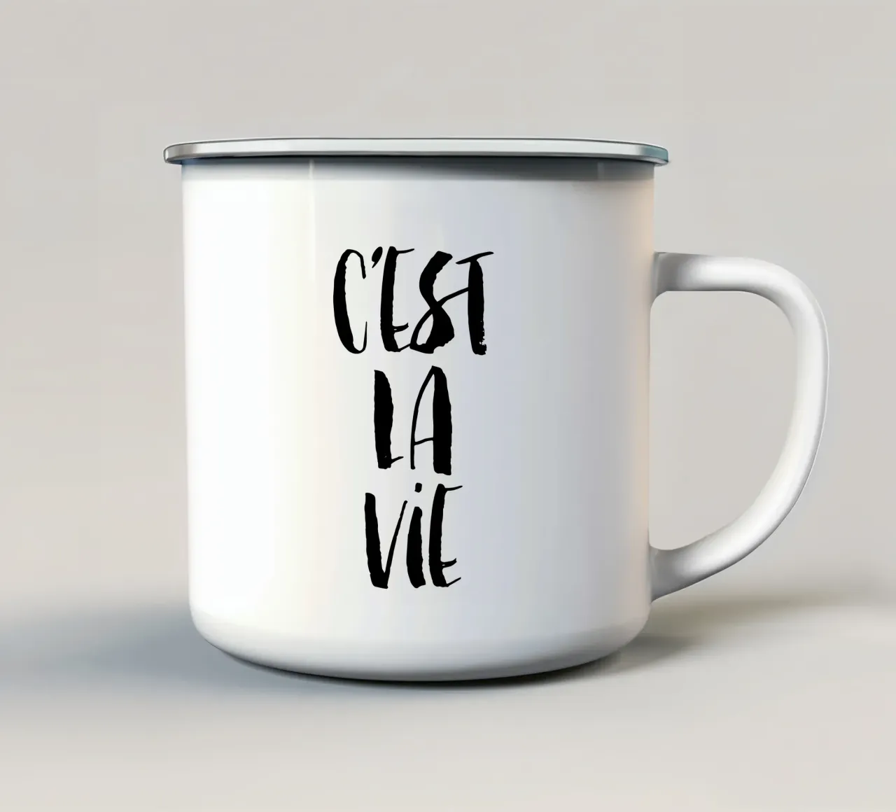 Cest La Vie in bianco e nero tazza in smalto da THE MOTIVATED TYPE