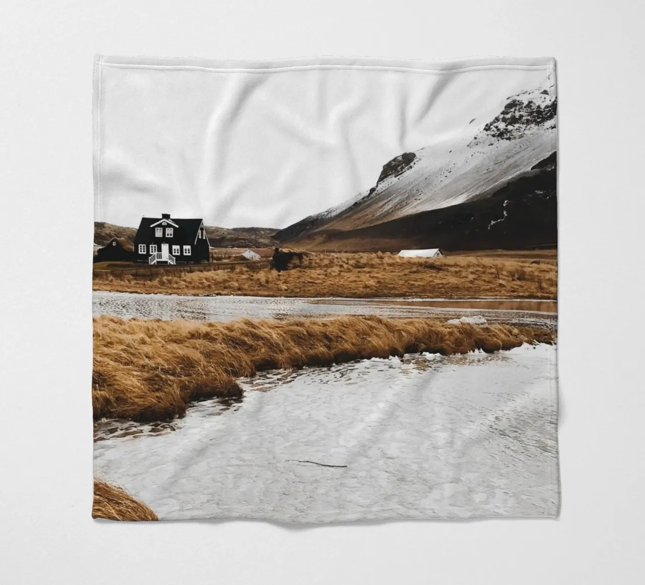 Paesaggio scandinavo in caldi colori naturali coperta in pile da Whole©