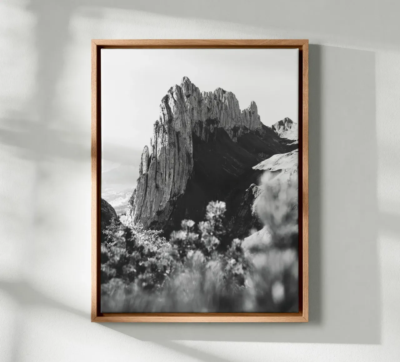 Majestueuze bergformatie in zwart-wit - Tijdloze natuur canvas met Baklijst van Whole©