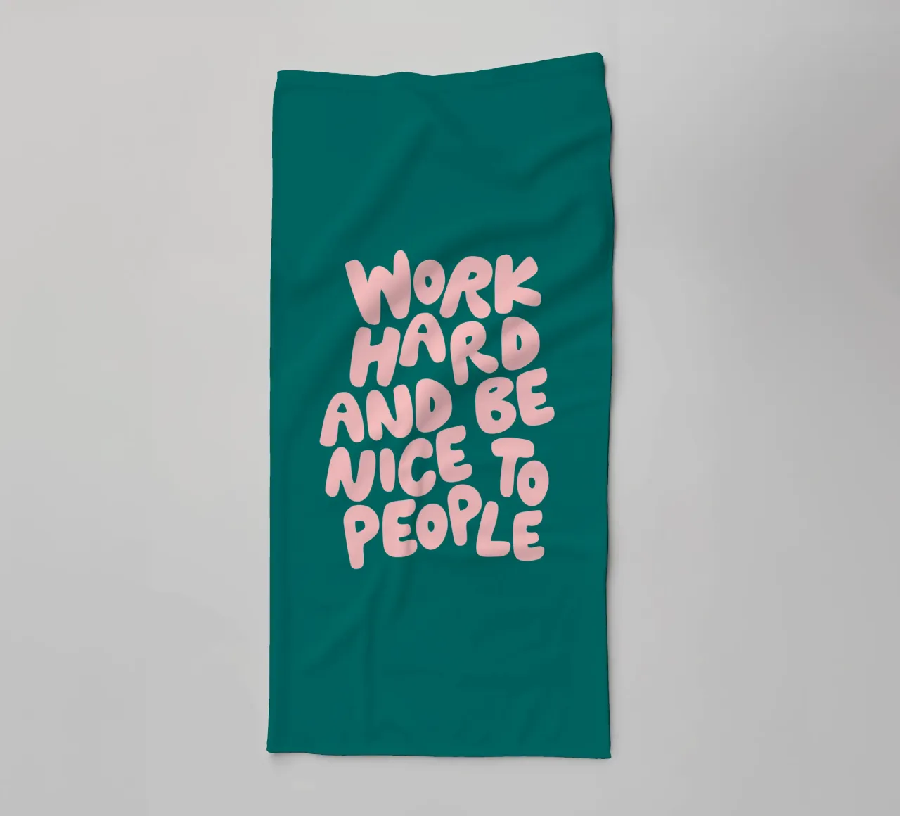 Lavorare sodo ed essere gentili con le persone in verde e rosa pesca asciugamano da bagno da THE MOTIVATED TYPE