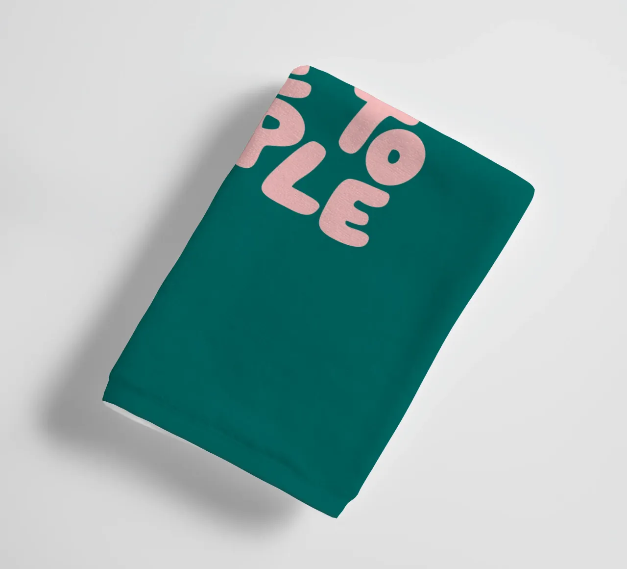 Lavorare sodo ed essere gentili con le persone in verde e rosa pesca asciugamano da bagno da THE MOTIVATED TYPE