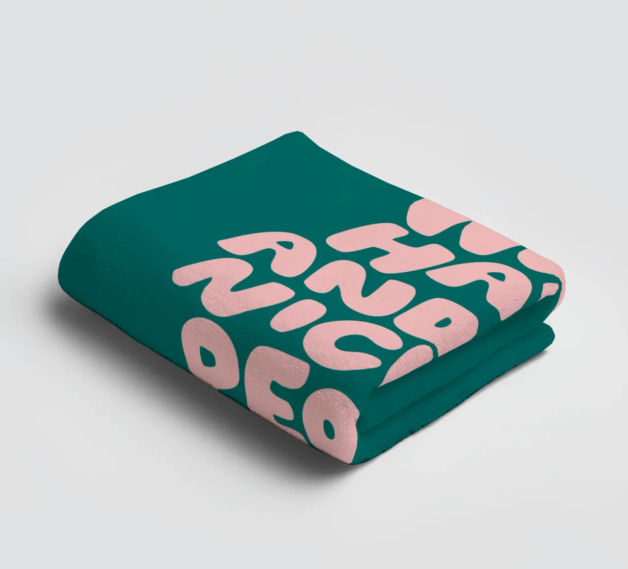 Lavorare sodo ed essere gentili con le persone in verde e rosa pesca asciugamano da bagno da THE MOTIVATED TYPE