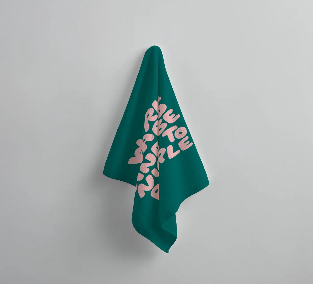 Lavorare sodo ed essere gentili con le persone in verde e rosa pesca asciugamano da bagno da THE MOTIVATED TYPE