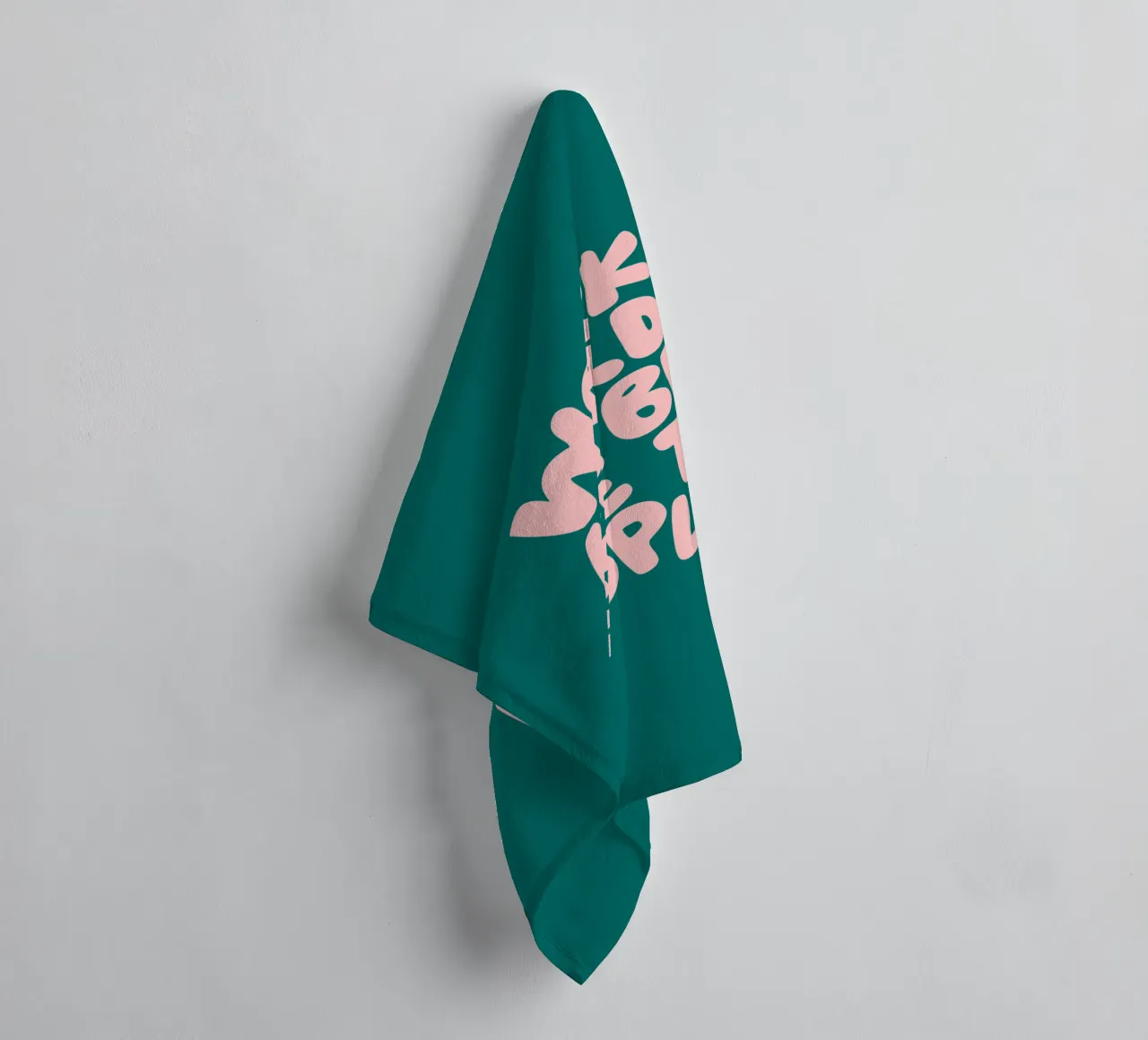 Lavorare sodo ed essere gentili con le persone in verde e rosa pesca asciugamano da bagno da THE MOTIVATED TYPE