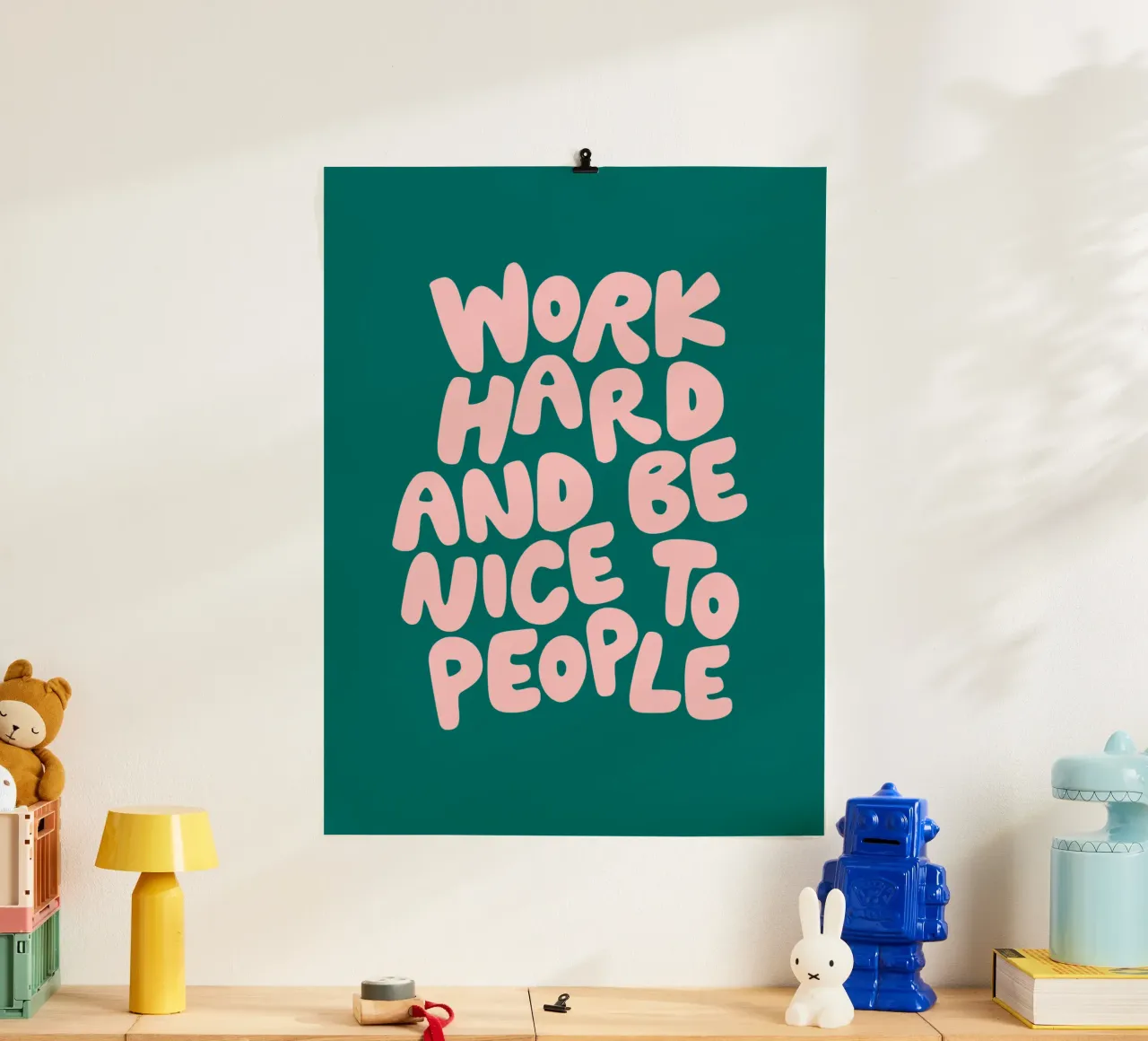 Lavorare sodo ed essere gentili con le persone in verde e rosa pesca poster con telaio in plastica da THE MOTIVATED TYPE