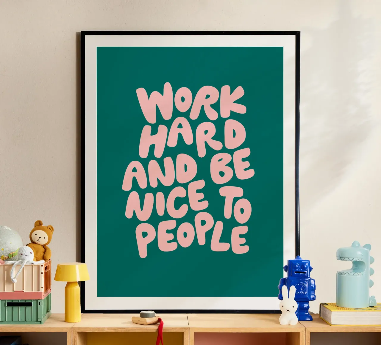 Lavorare sodo ed essere gentili con le persone in verde e rosa pesca poster con telaio in plastica da THE MOTIVATED TYPE