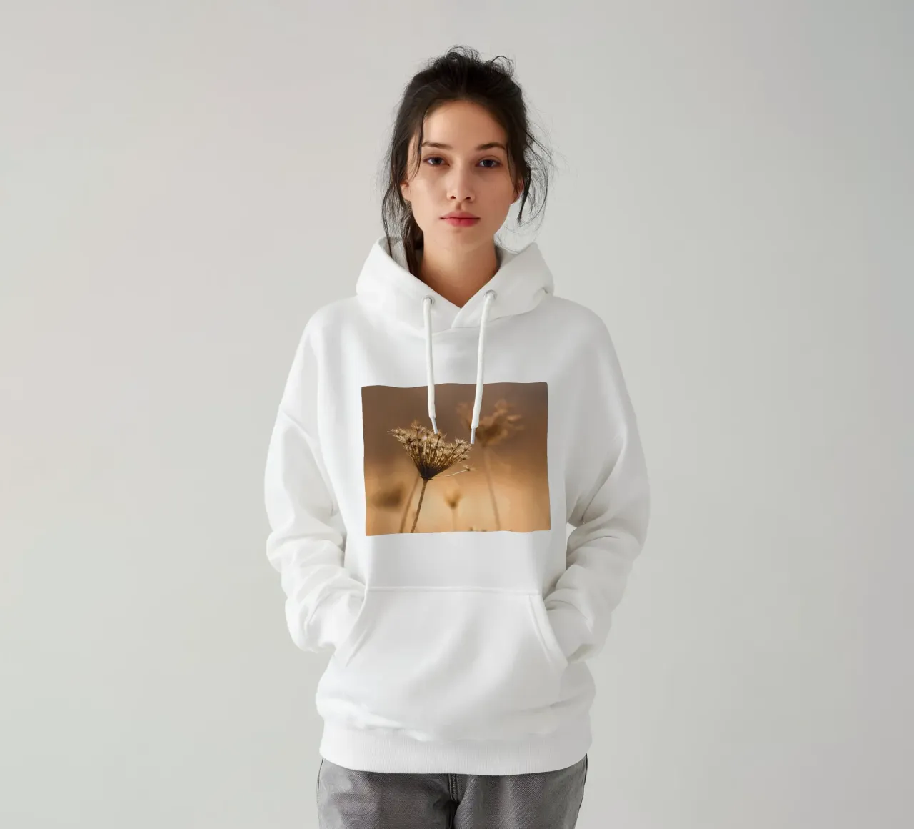 La nature en filigrane dans un sépia chaleureux - une élégance intemporelle sweat à capuche de Whole©