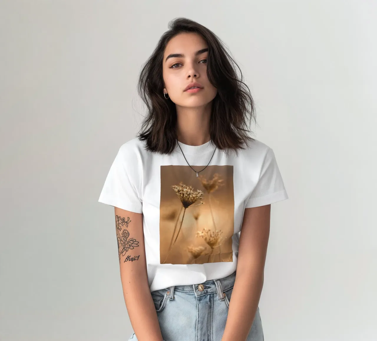 La nature en filigrane dans un sépia chaleureux - une élégance intemporelle t-shirt de Whole©