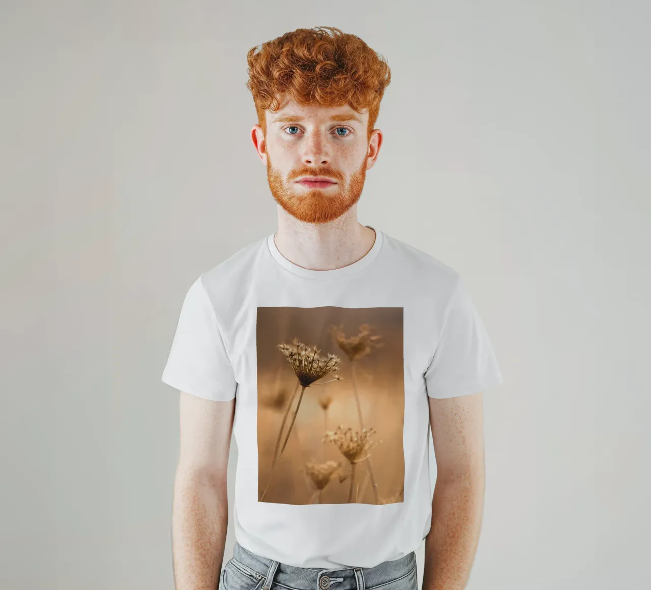 La nature en filigrane dans un sépia chaleureux - une élégance intemporelle t-shirt de Whole©