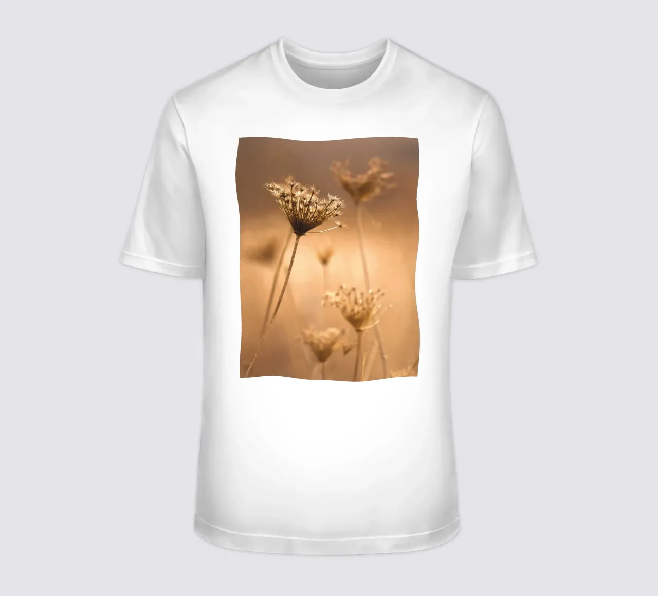 La nature en filigrane dans un sépia chaleureux - une élégance intemporelle t-shirt de Whole©