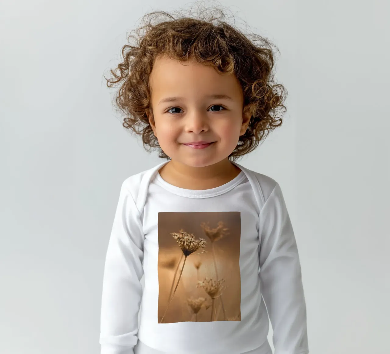 Filigrane Natur in warmem Sepia – Zeitlose Eleganz Langarm Babybody von Whole©