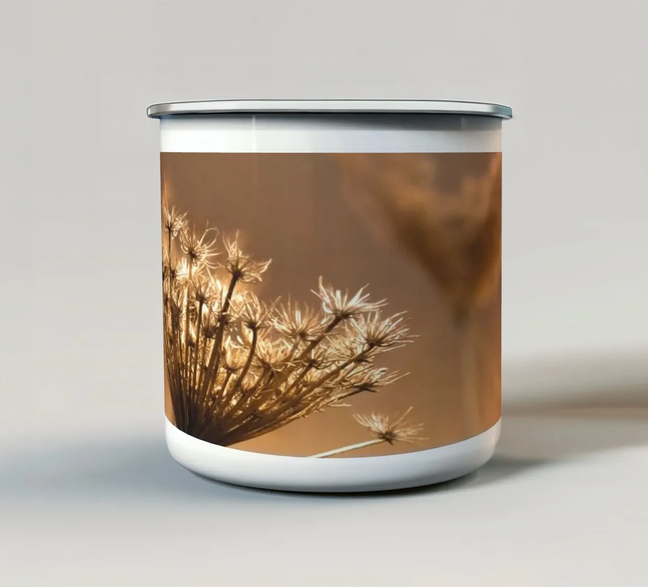 La nature en filigrane dans un sépia chaleureux - une élégance intemporelle mug en émail de Whole©