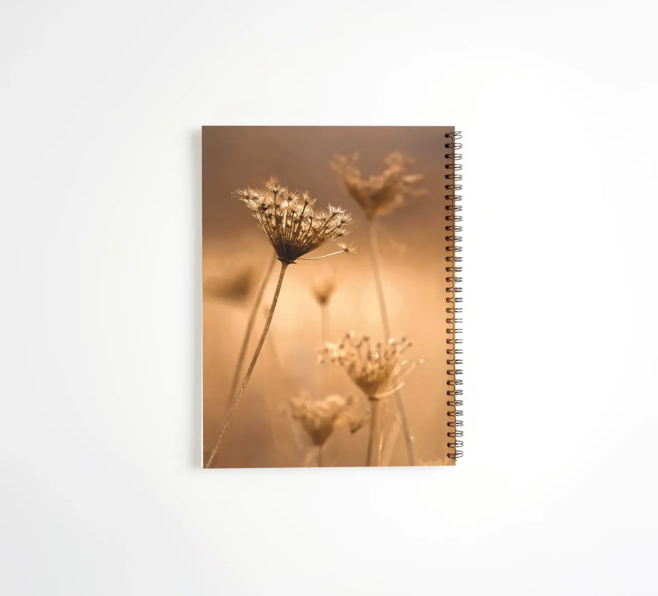 La nature en filigrane dans un sépia chaleureux - une élégance intemporelle carnet à spirale de Whole©