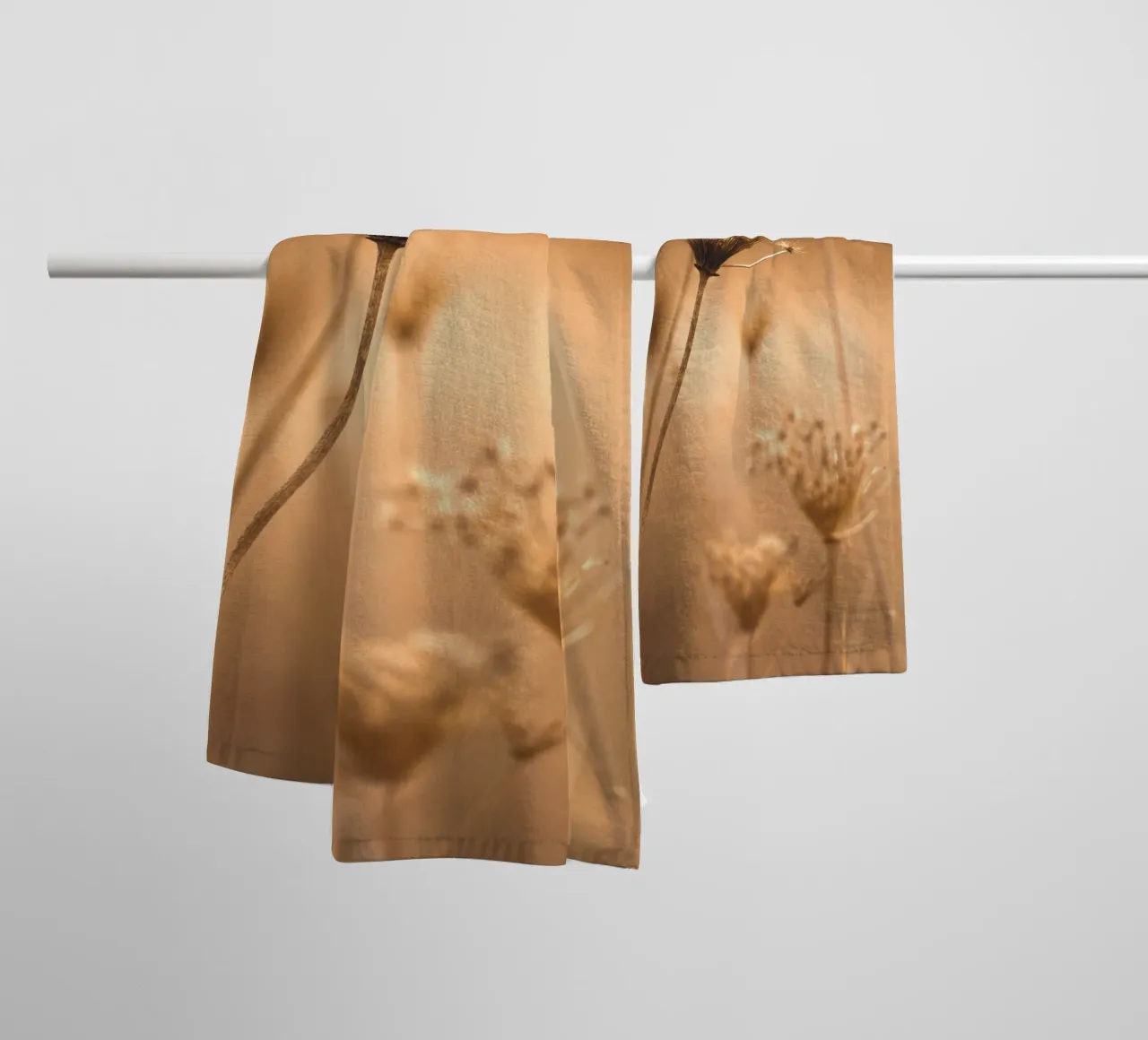 La nature en filigrane dans un sépia chaleureux - une élégance intemporelle serviette de bain de Whole©