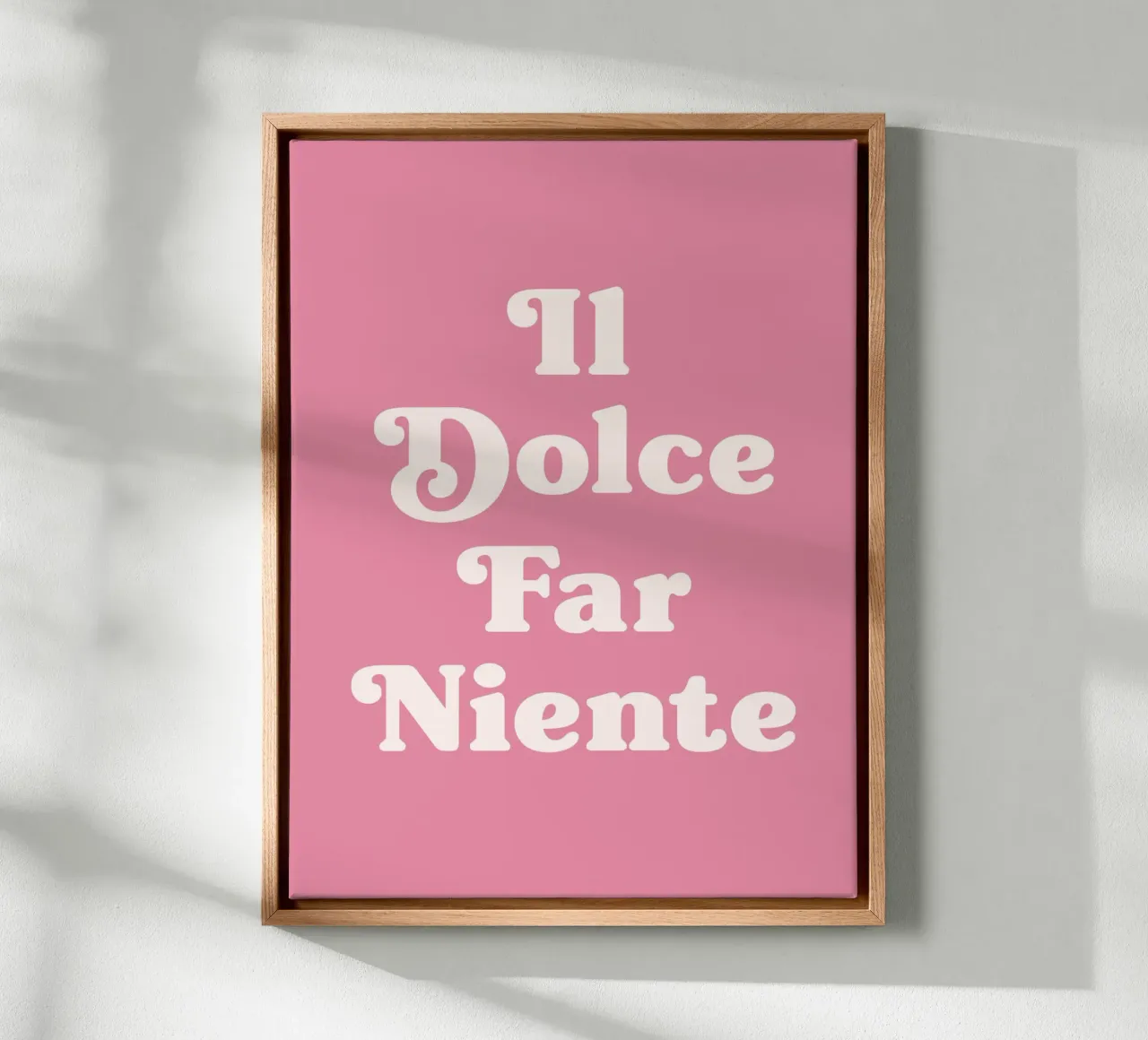 Il dolce far niente - Die Süße des Nichtstuns Zitat Leinwand mit Schattenfugenrahmen von Paigaam Studio