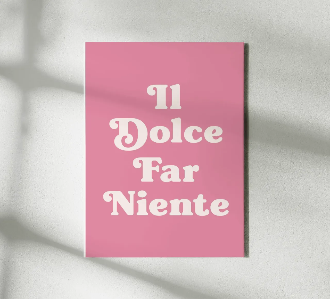 Il dolce far niente - Die Süße des Nichtstuns Zitat Leinwand mit Schattenfugenrahmen von Paigaam Studio