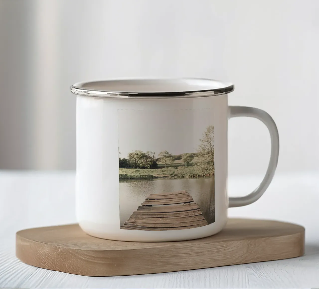 Pontile in legno sul lago - idillio naturale in stile vintage tazza in smalto da Whole©