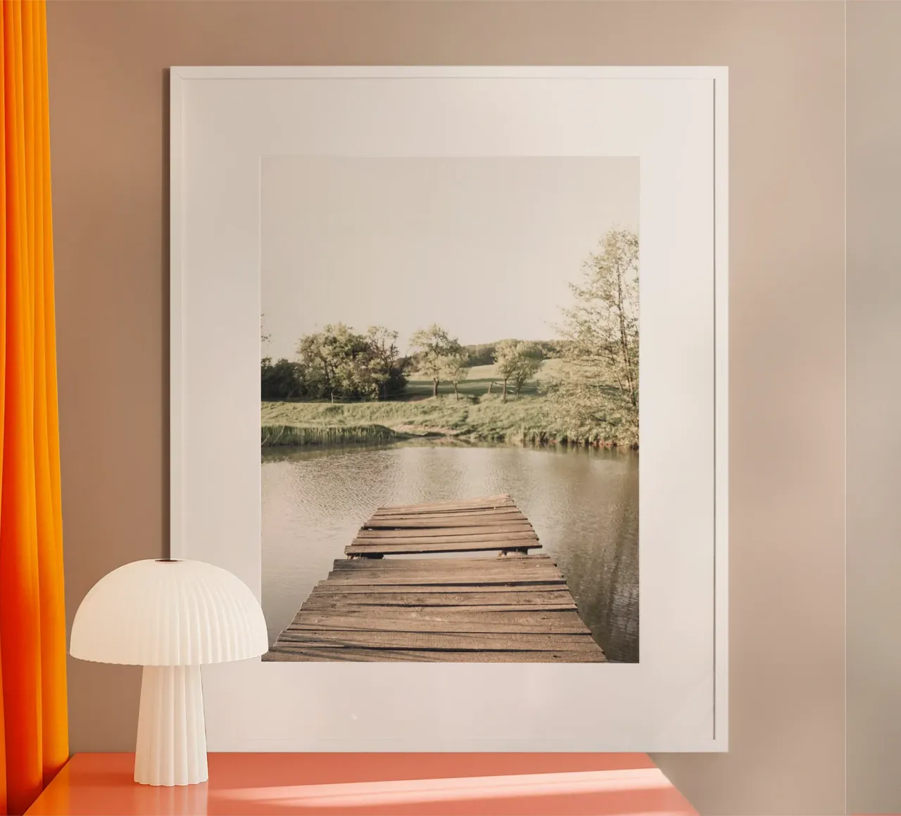 Pontile in legno sul lago - idillio naturale in stile vintage poster con telaio in plastica da Whole©