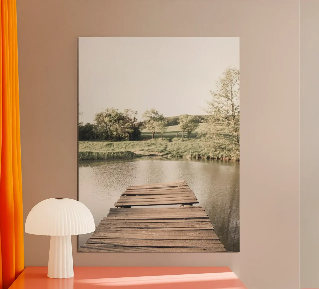 Pontile in legno sul lago - idillio naturale in stile vintage poster con telaio in plastica da Whole©