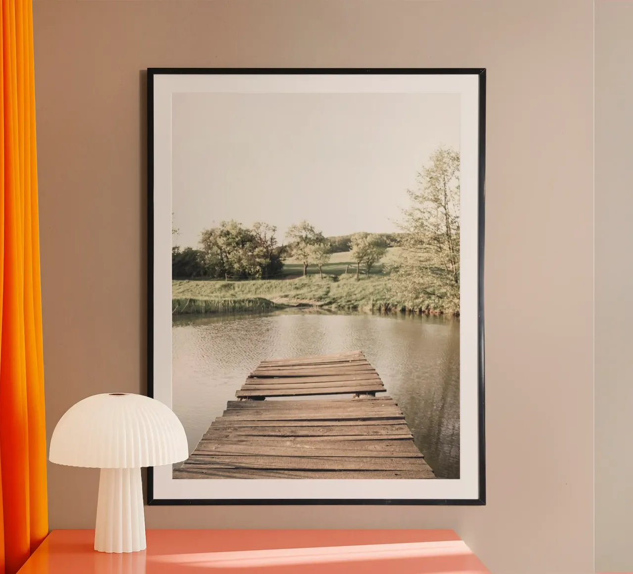 Pontile in legno sul lago - idillio naturale in stile vintage poster con telaio in plastica da Whole©