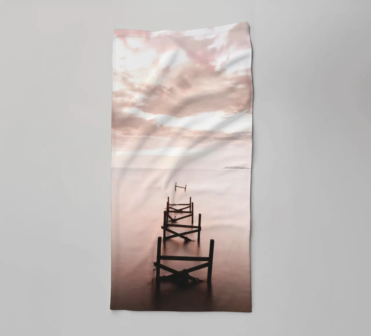 Verlassener Steg im Sonnenuntergang – Stilles Küstenmotiv Handtuch von Whole©
