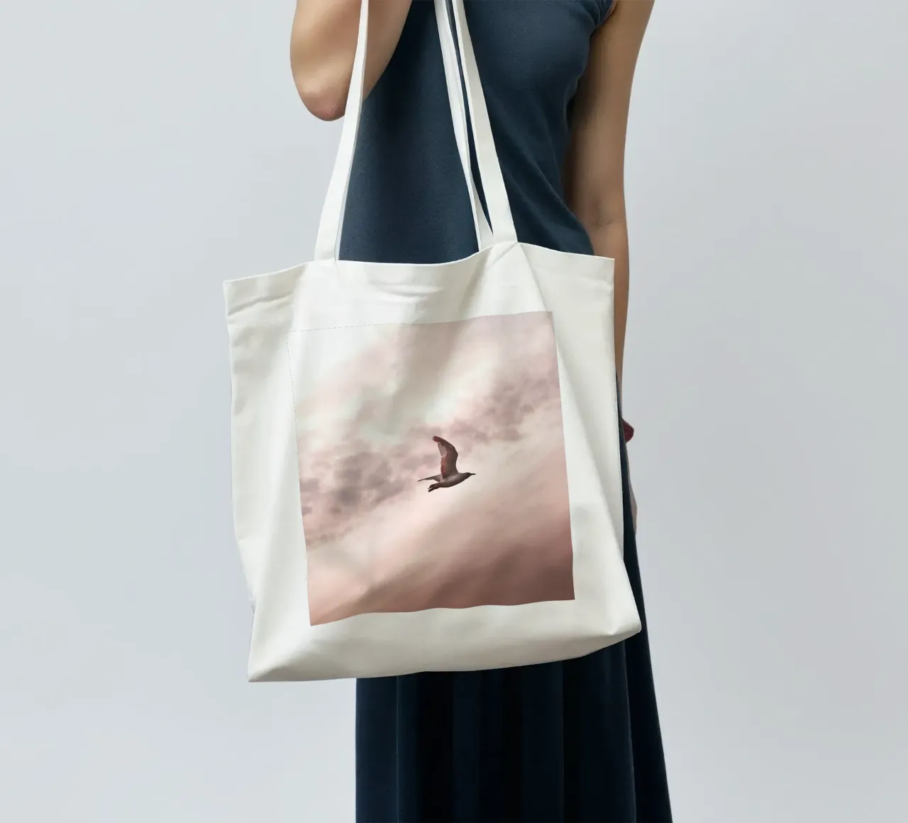 La liberté en vol - une mouette dans un ciel rose tote bag de Whole©