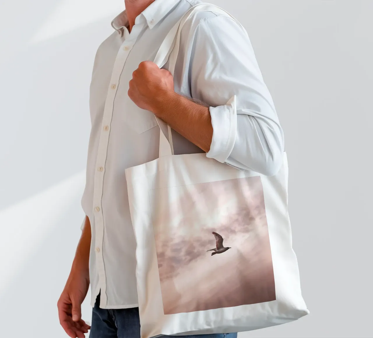 La liberté en vol - une mouette dans un ciel rose tote bag de Whole©
