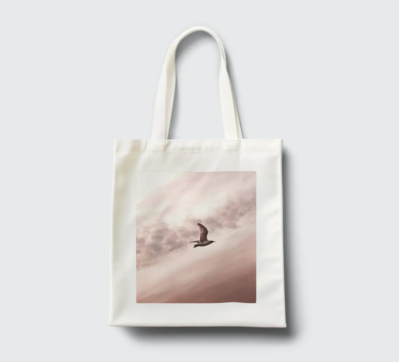 La liberté en vol - une mouette dans un ciel rose tote bag de Whole©
