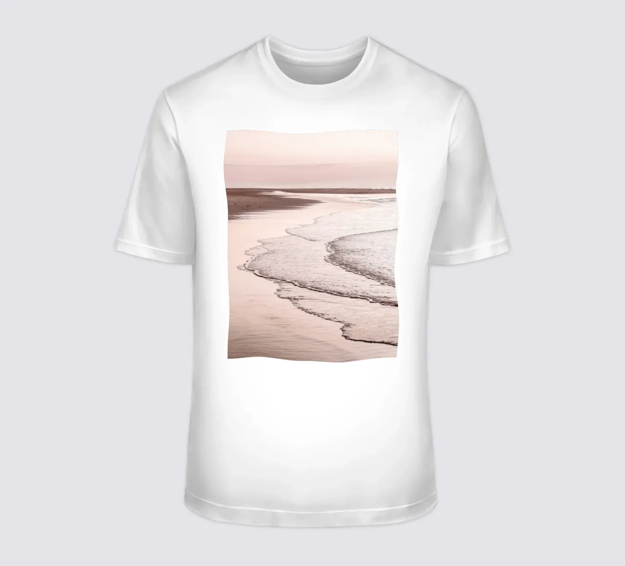 Zachte branding op het strand - harmonie en rust t-shirt van Whole©