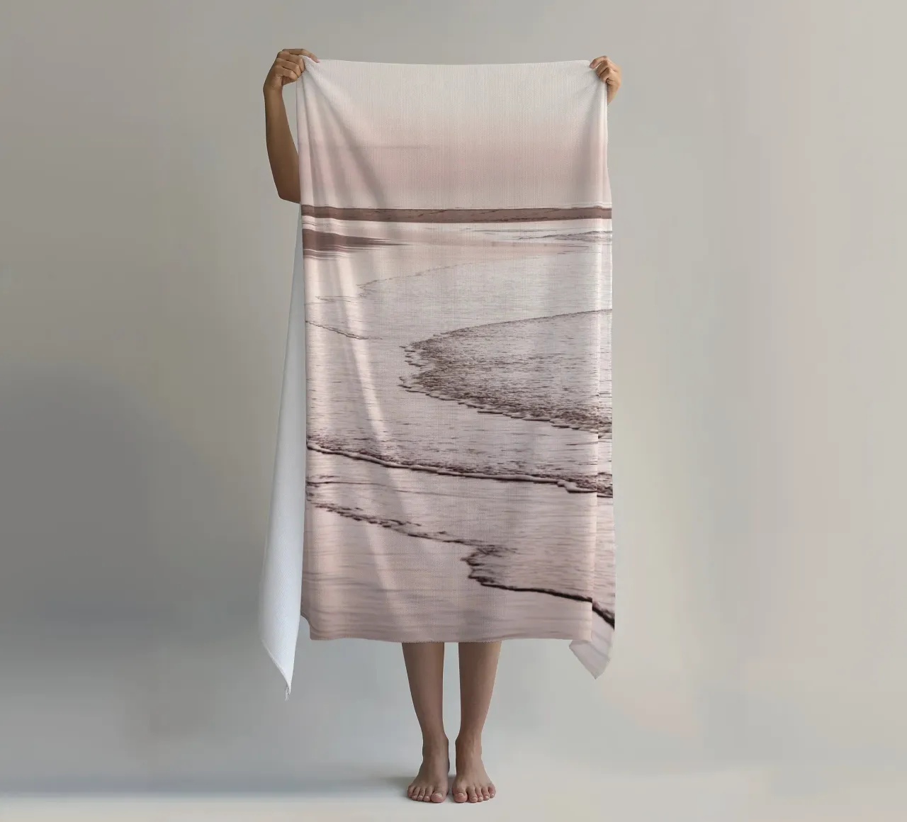 Zachte branding op het strand - harmonie en rust strandhanddoek van Whole©