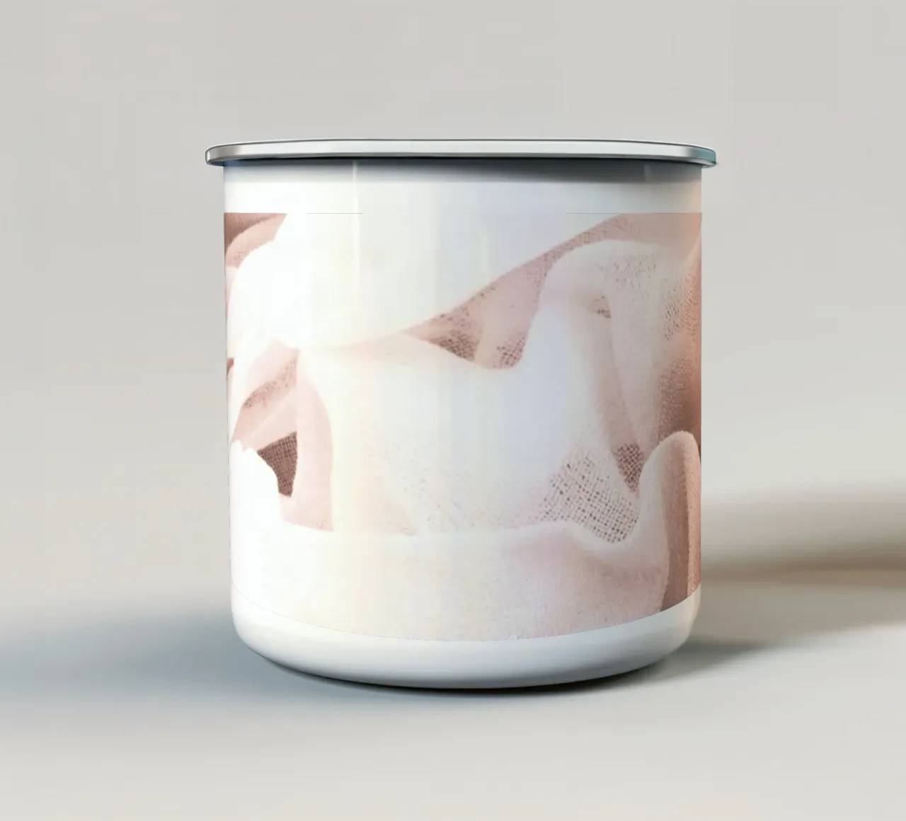 Eleganti pieghe in tessuto - Texture morbida in beige tazza in smalto da Whole©