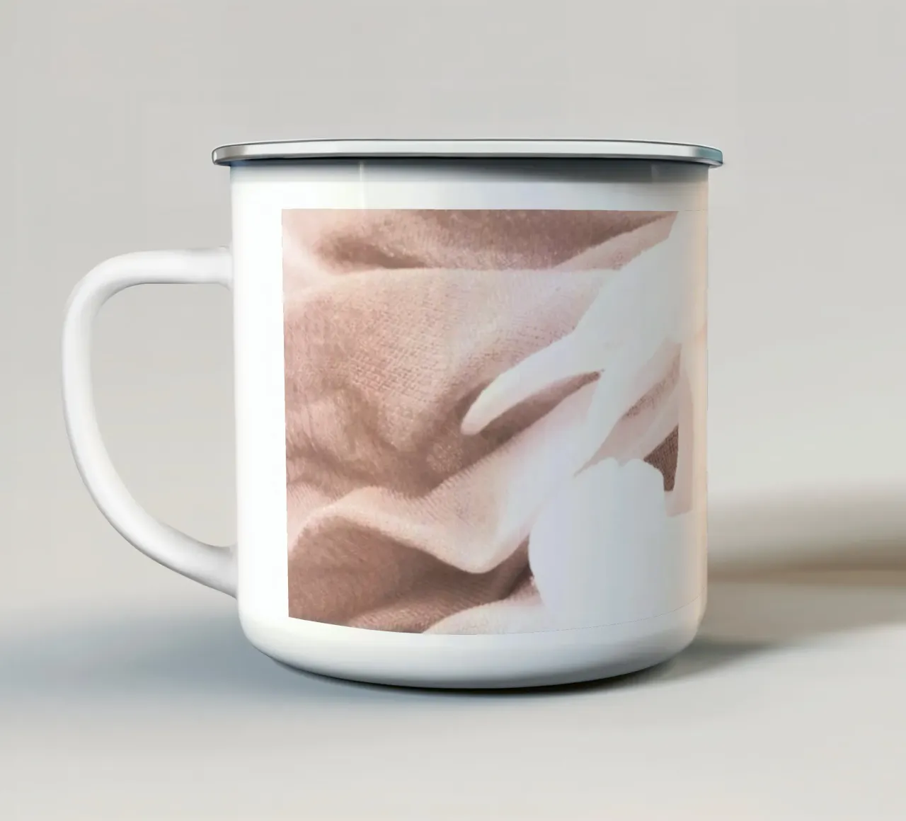 Eleganti pieghe in tessuto - Texture morbida in beige tazza in smalto da Whole©