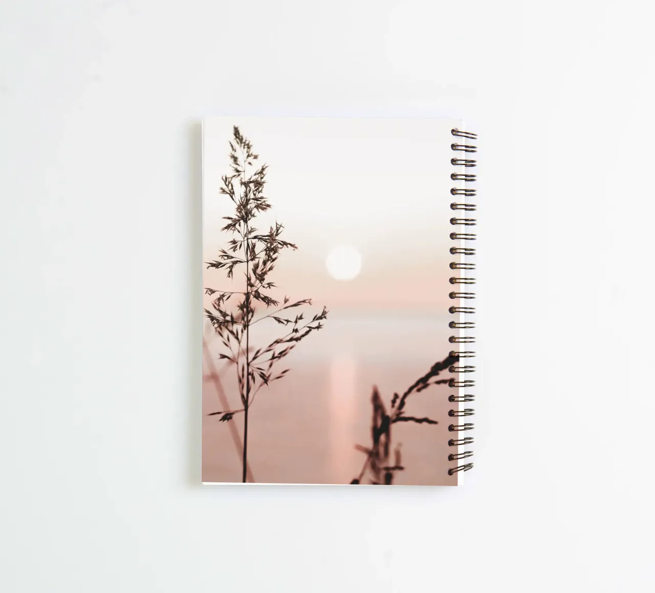 Herbes au coucher du soleil - le calme de la nature carnet à spirale de Whole©
