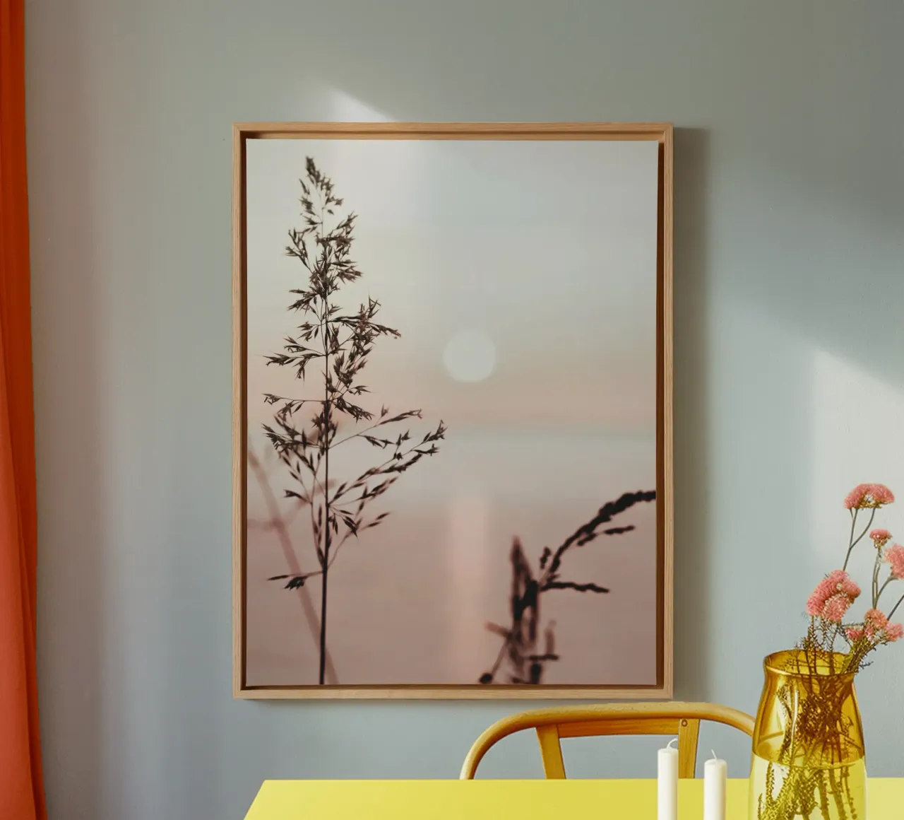 Grassen in de zonsondergang - de rust van de natuur canvas met Baklijst van Whole©