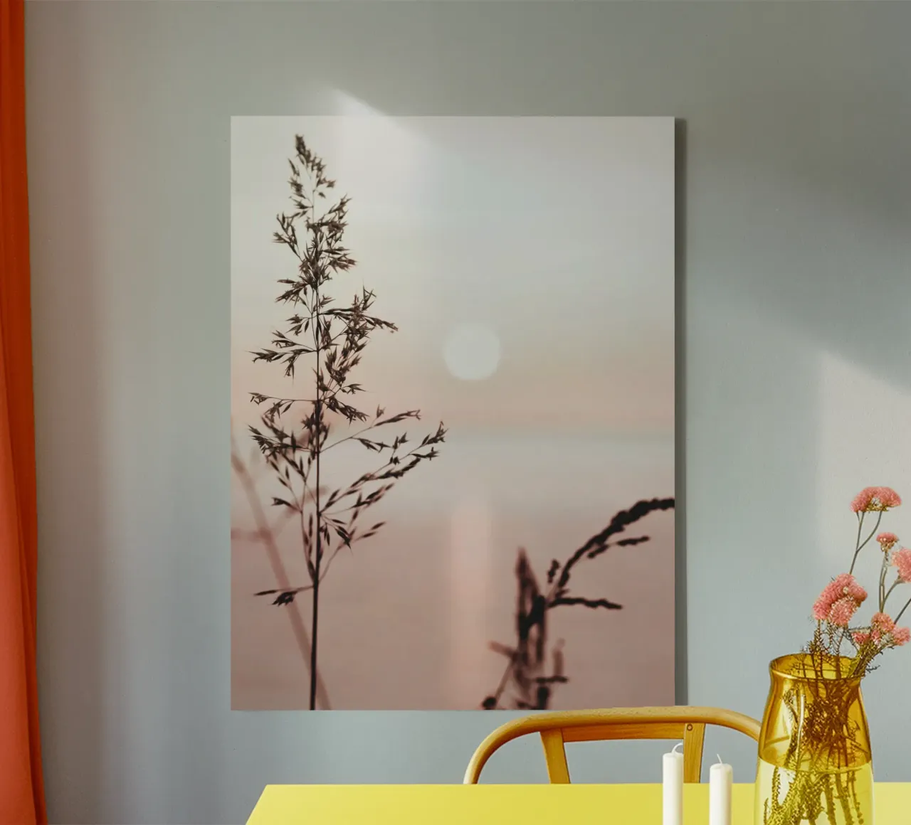 Grassen in de zonsondergang - de rust van de natuur canvas met Baklijst van Whole©