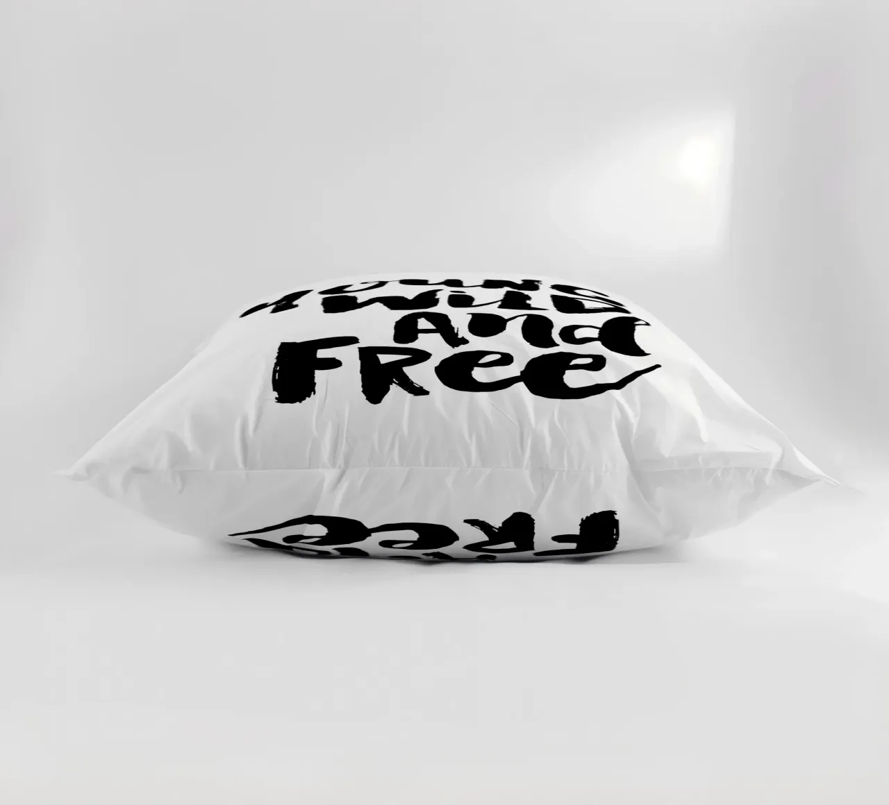 Giovane selvaggio e libero Typografie Design in bianco e nero cuscino da THE MOTIVATED TYPE