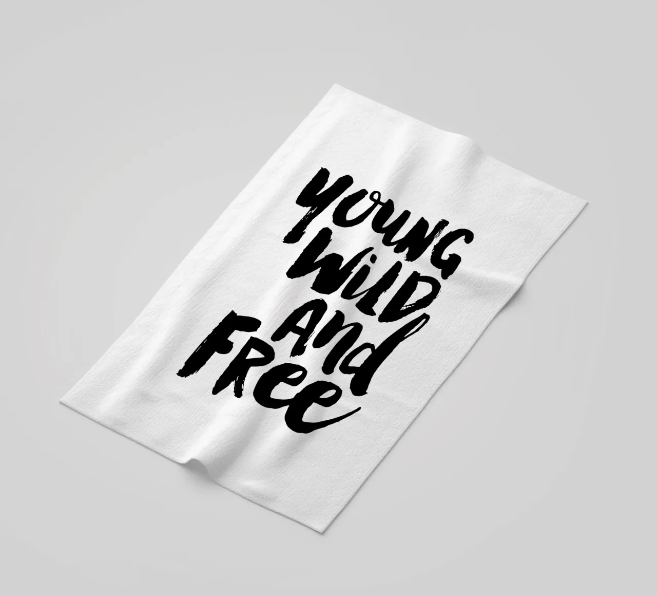 Giovane selvaggio e libero Typografie Design in bianco e nero telo mare da THE MOTIVATED TYPE