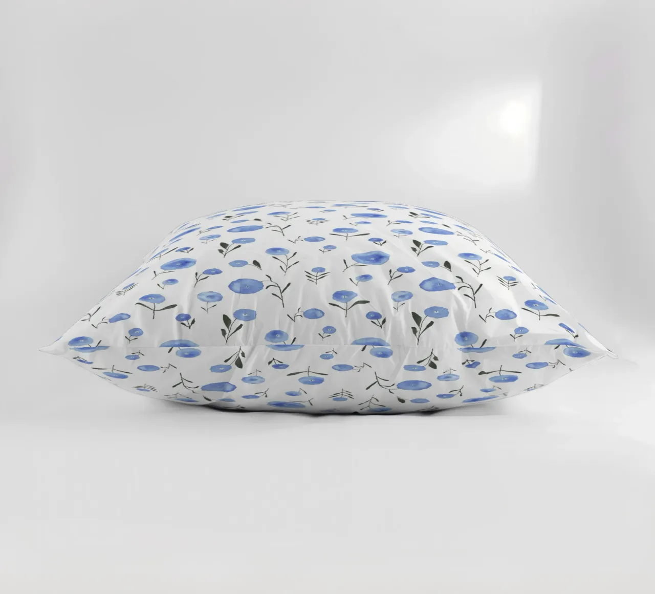 Claudia Voglhuber - Blaue Blumen cuscino da The Artcircle