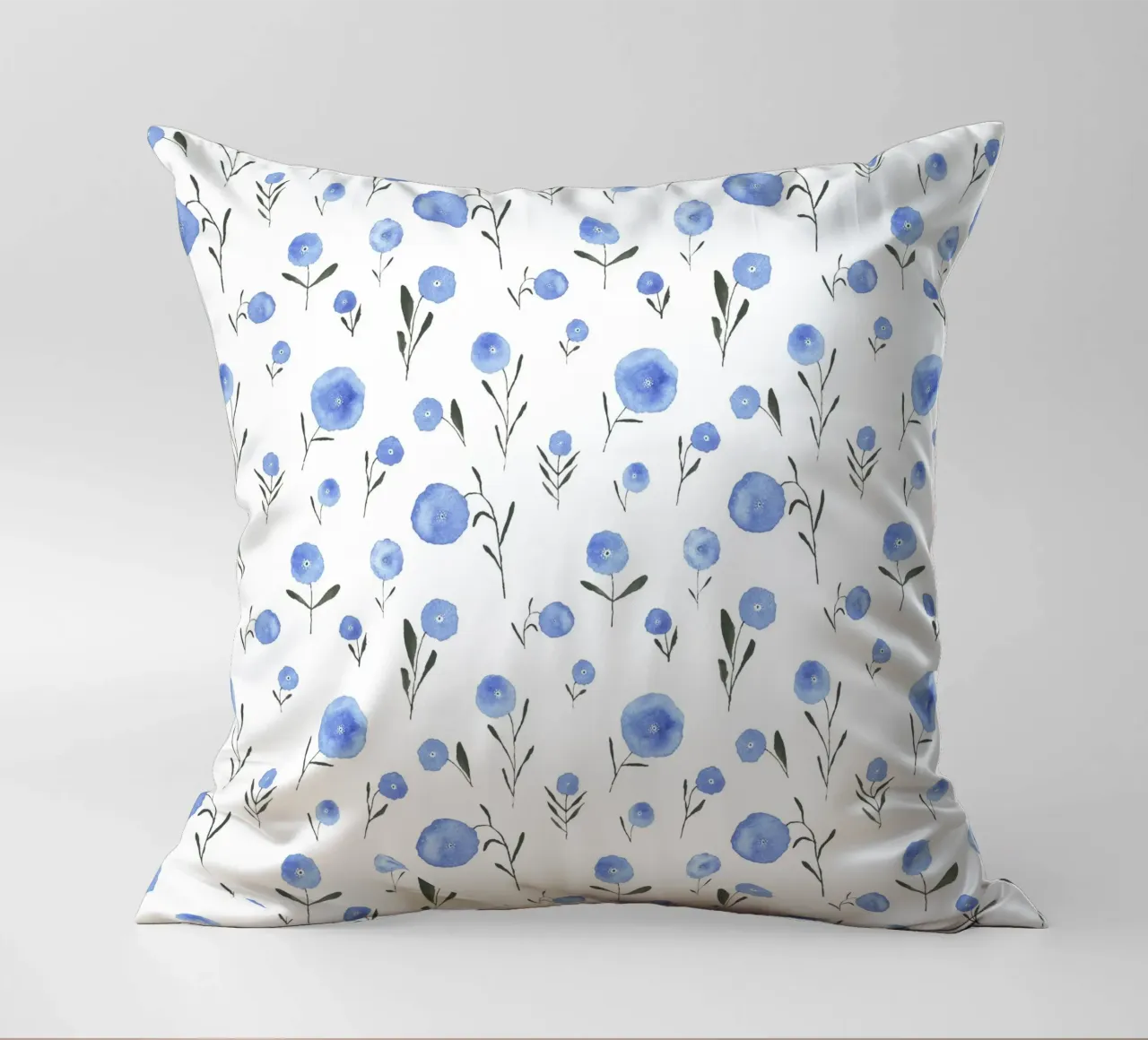 Claudia Voglhuber - Blaue Blumen cuscino da The Artcircle