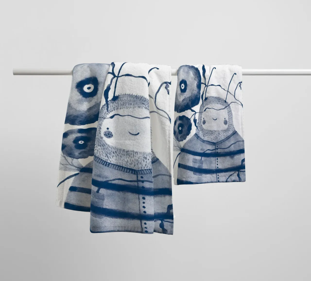 Claudia Voglhuber - Blaue Biene asciugamano da bagno da The Artcircle