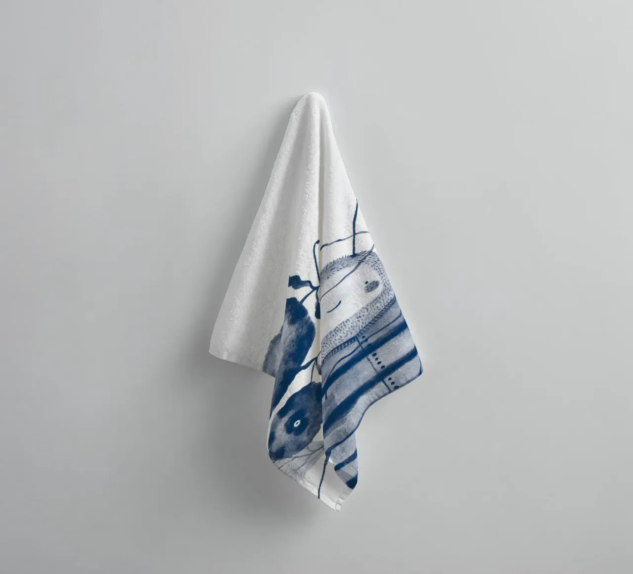 Claudia Voglhuber - Blaue Biene asciugamano da bagno da The Artcircle