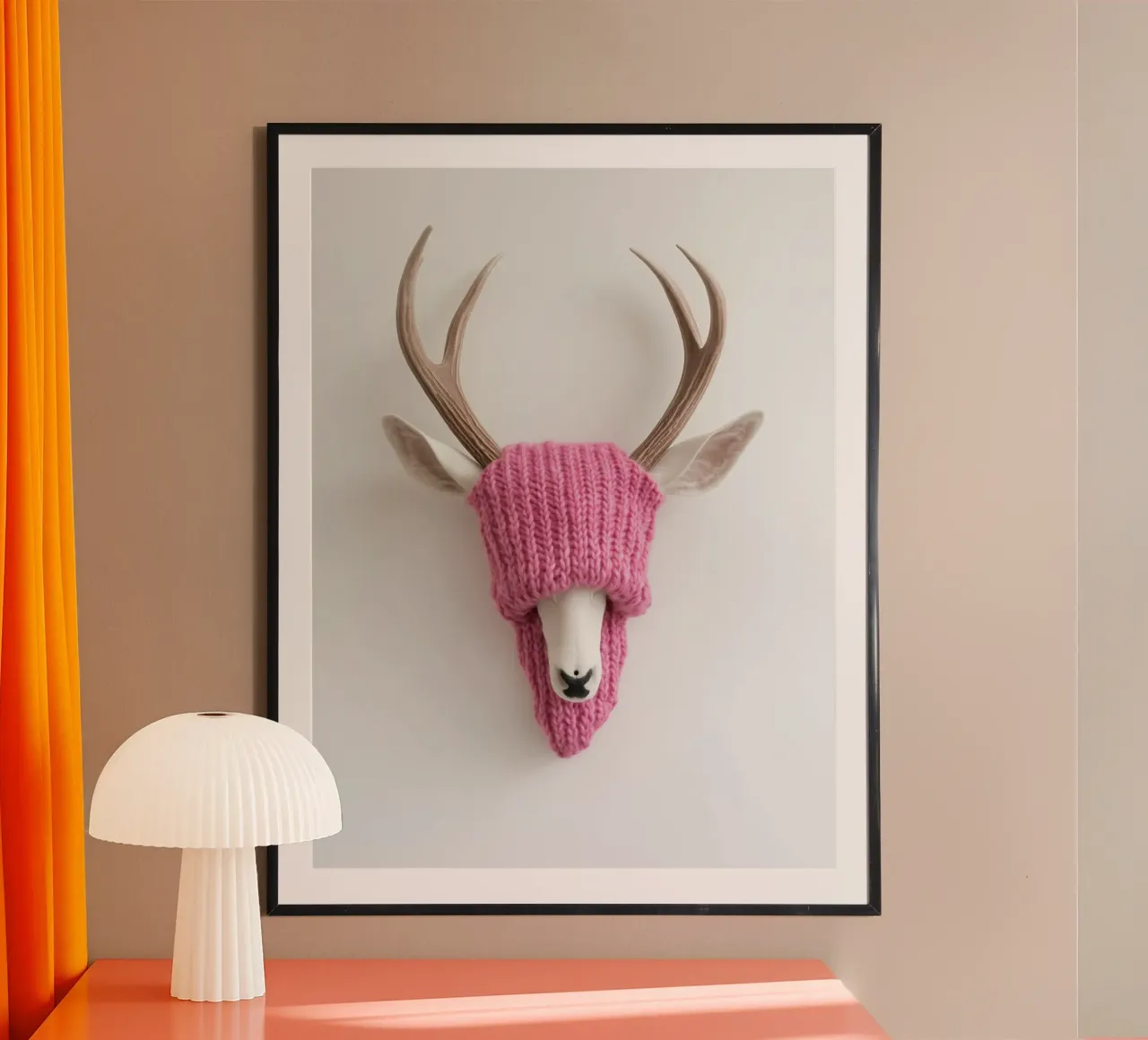 Corna di cervo con cappello in maglia rosa poster con telaio in alluminio da Autofocus